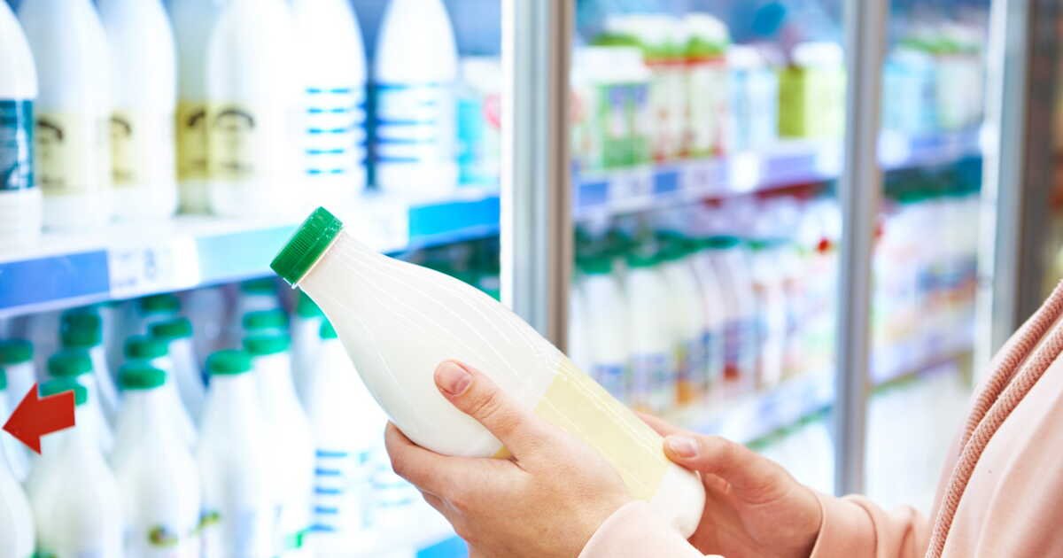 Du dioxyde de titane – pourtant interdit – retrouvé dans 80% des laits infantiles et dans le lait maternel : voici pourquoi c’est inquiétant