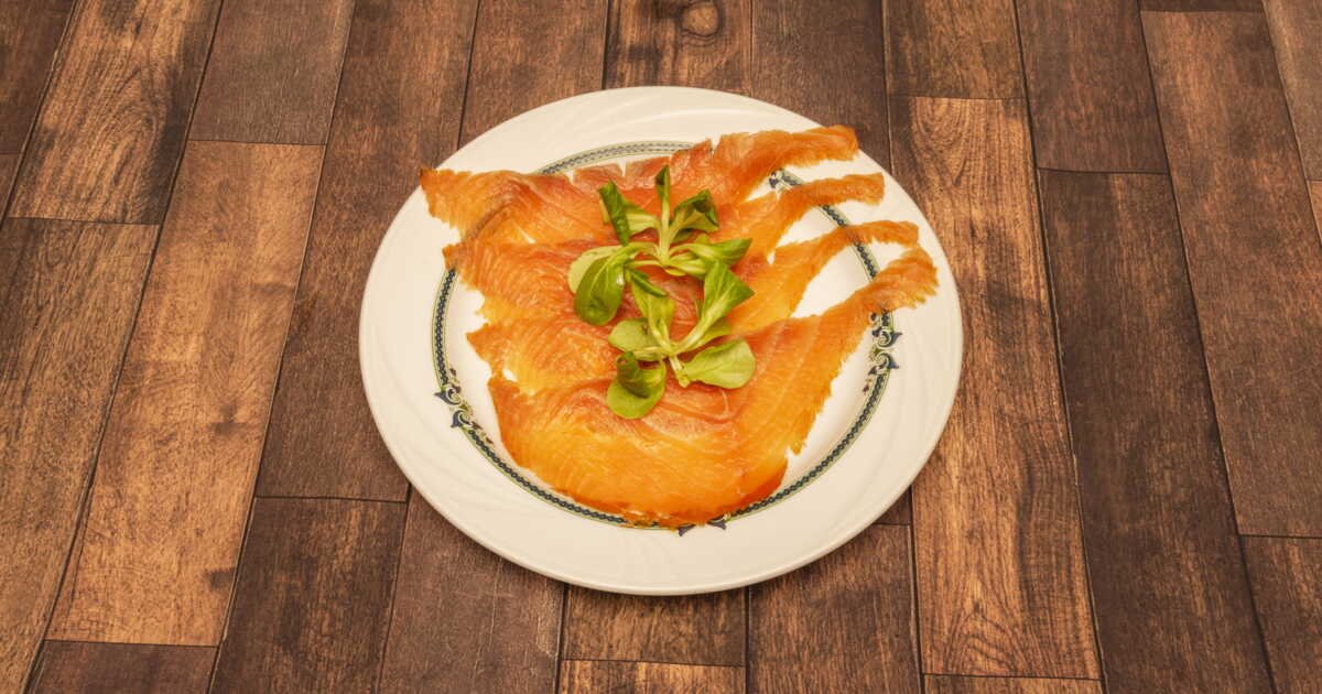 « Plus de risques que de bénéfices » : attention à la désinformation autour des qualités nutritionnelles du saumon, alerte une ONG