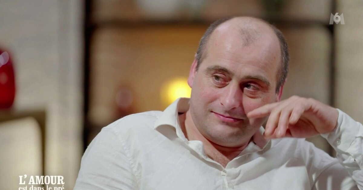“C’est à cause de mes chiens” : Charles (L’amour est dans le pré) pense savoir pourquoi il n’a jamais reçu de courrier et la raison est déroutante
