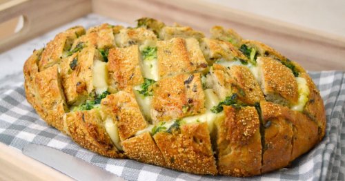 Pan relleno de queso, ajo y perejil, ¡fácil y delicioso!