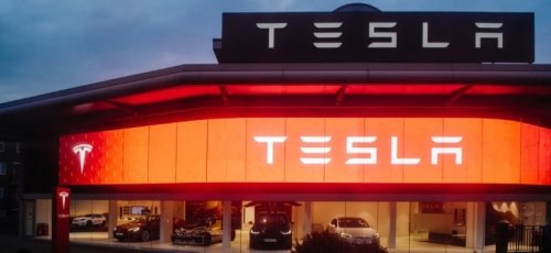 Tesla erweitert Autopilot-Funktionen und Fahrerverhaltenskontrolle