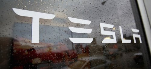 Tesla-Aktie dennoch fest: Tesla liess Beleidigungen gegen schwarze Arbeiter zu