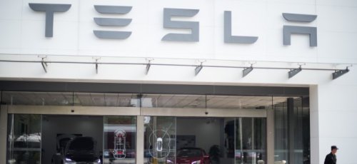 Tesla erweitert Autopilot-Funktionen und Fahrerverhaltenskontrolle