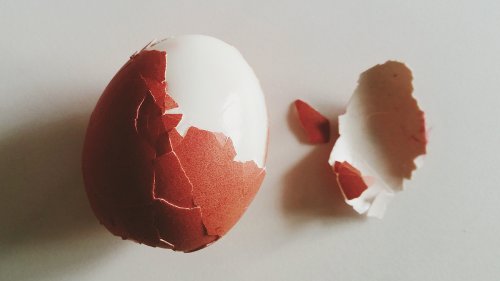 This Genius Trick Will Help You Peel Hard Boiled Eggs in Seconds