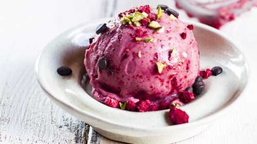 This 2-Ingredient Berry ‘Ice Cream’ Is the Only Dessert You’ll Ever Want to Eat Again