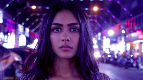 Mrunal Thakur reveals how the media ran after a starkid in the middle of her interview: 'I was being awarded the same night as Janhvi Kapoor and...'