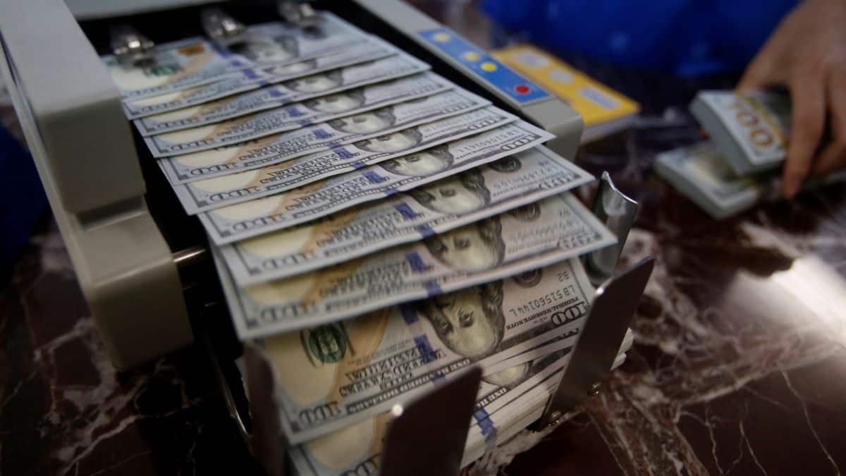 Dollar extends losses as geopolitics revive 'sell America' trade