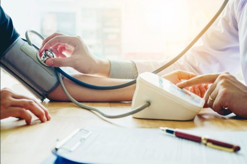 Blutdruck senken – Hypertonie-Therapie mit Medikamenten und natürlichen Mitteln