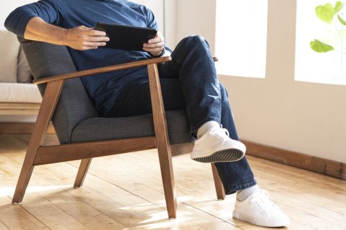 Ist Sitzen mit überschlagenen Beinen schädlich?