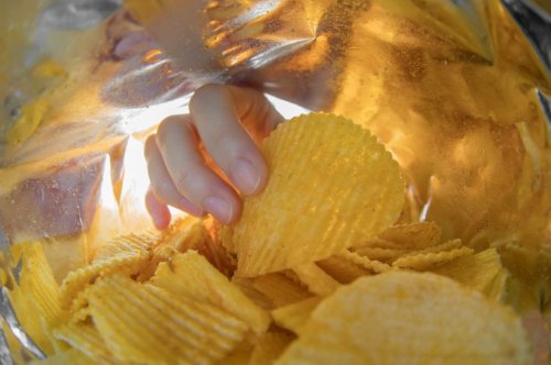 Wissenschaftlich belegter Trick, der hilft, nicht mehr die ganze Tüte Chips zu essen