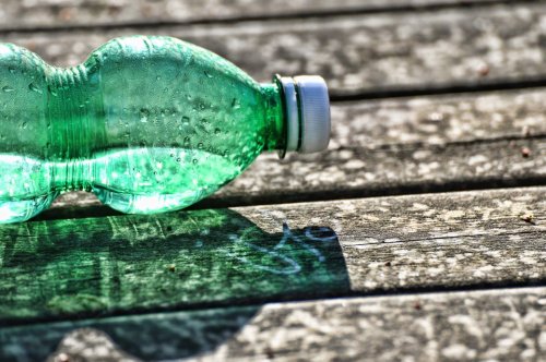 Wird Wasser aus angebrochenen Flaschen schlecht oder schmeckt es nur fad?
