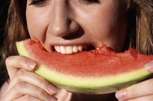 Darf man den weißen Rand bei Wassermelonen mitessen?
