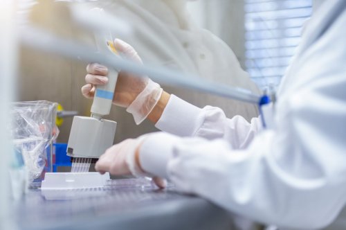 Was bedeutet das Ergebnis „schwach positiv“ beim PCR-Test?