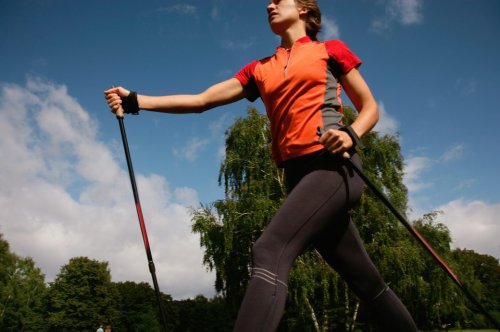 3 Übungen, die Nordic Walking zum Fitness-Booster machen