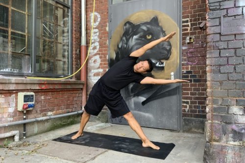 Yogalehrer Stephan Suh: »Ich mache keine Show, sondern will die Leute erden