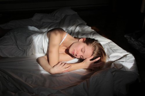 Experte: Wer kuschelt, schläft besser (und das Handy ist tabu im Bett!)
