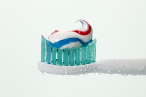 Mehrere Zahnpasta-Markenprodukte fallen bei „Ökotest“ durch