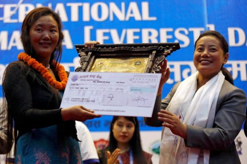 Nepalesin knackt eigenen Weltrekord für die meisten Mount-Everest-Besteigungen