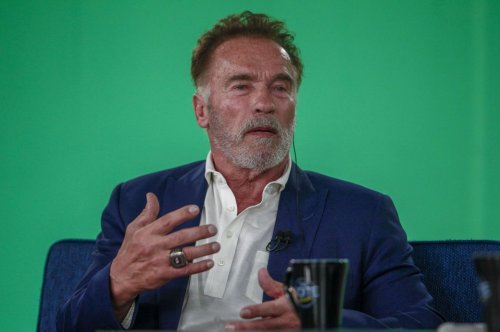 Arnold Schwarzenegger erklärt, wie man mit leichten Gewichten effektiv trainiert