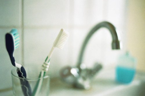 Warum man die Zahnbürste nur abspülen sollte