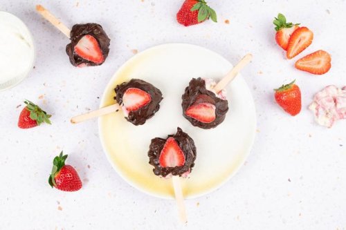 Für warme Tage Kühl dich ab mit fruchtigem Erdbeer-Joghurt-Eis am Stiel