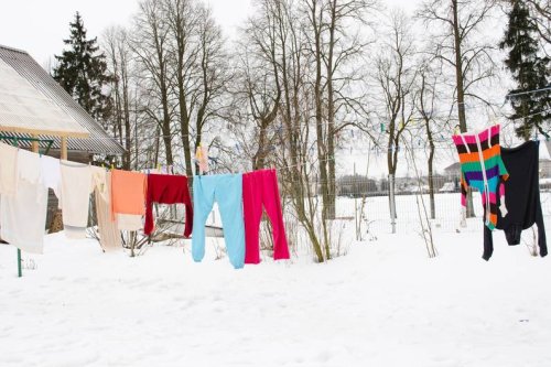Auch bei Frost: Warum du Wäsche im Winter draußen aufhängen solltest - FIT FOR FUN
