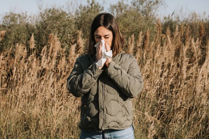Pollen in der Luft: Welche Lebensmittel Heuschnupfen verschlimmern