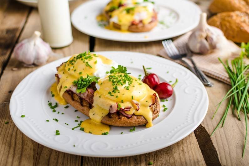 Oster-Frühstück: So machst du Eggs Benedict mit karamellisierten Zwiebeln
