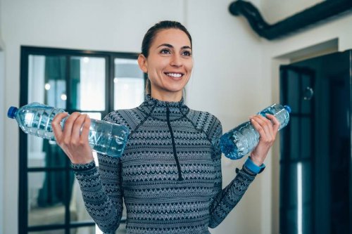 Sport ohne Studio: Einfaches Armtraining mit Wasserflaschen - FIT FOR FUN