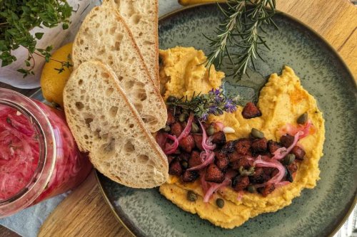 Creme trifft auf Knusper Köstliches Erbsenmus-Rezept: Fava mit Chorizo und Eingelegten Zwiebeln