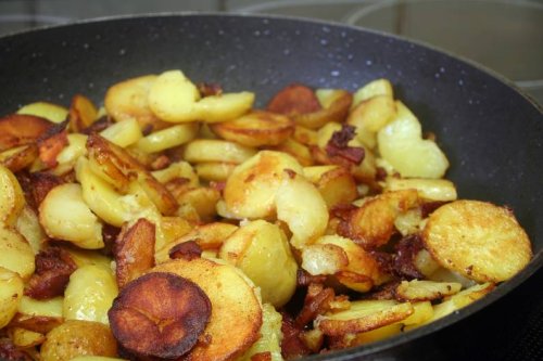 So werden sie knusprig: Steffen Henssler zeigt, wie du Bratkartoffeln zubereitest - FIT FOR FUN