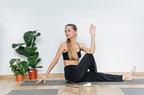 Ständige Schmerzen? Wie du mit Yoga Rückenprobleme und Blähungen loswirst - FIT FOR FUN