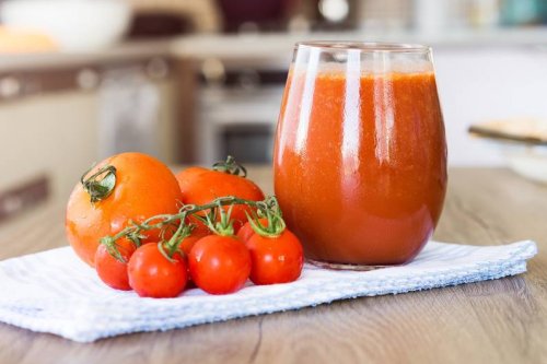 Fachleute empfehlen: Darum solltest du regelmäßig Tomatensaft trinken - FIT FOR FUN