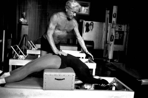„Ich bin meiner Zeit 50 Jahre voraus“ – Die faszinierende Geschichte des Joseph Pilates