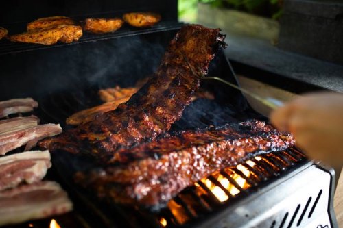 Einfacher Putz-Hack im Sommer: So wird dein Grillrost schnell wieder sauber
