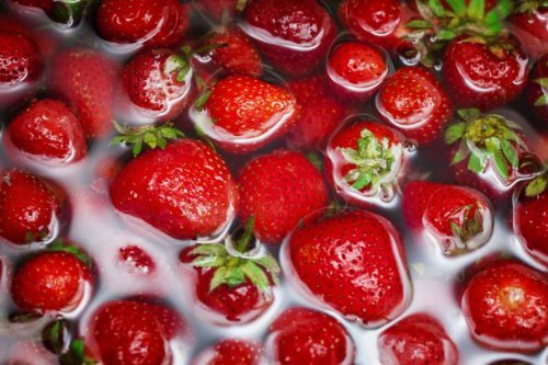 Mythos: Sollte man Erdbeeren vor dem Verzehr in Salzwasser waschen?