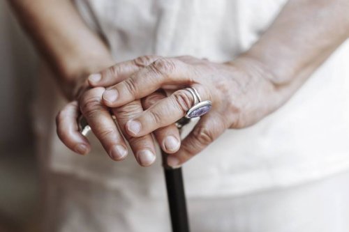 Alternde Finger trainieren: So behalten deine Hände auch im Alter ihre Kraft - FIT FOR FUN