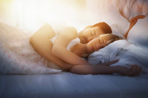 Unter der Bettdecke: Was die Schlafposition über deine Beziehung verrät - FIT FOR FUN