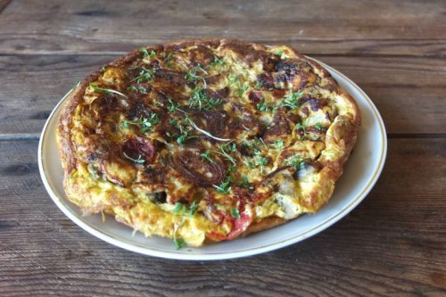 Gefülltes Omelett mit Pilzen und Kräutern