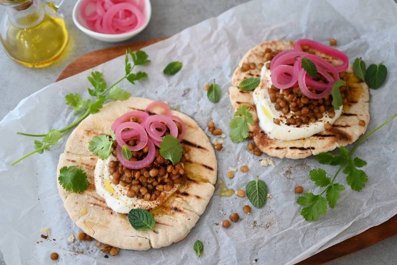 Erfrischend anders: Marinierte Linsen und Zwiebeln in Pita-Brot