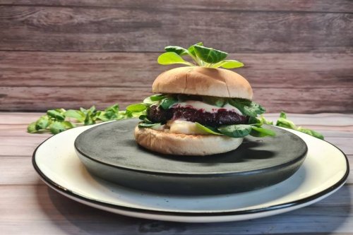 Rote-Bete-Burger mit Feldsalat und gebratenen Champignons