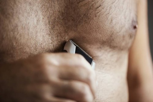 Brusthaare rasieren: Wie du Hautirritationen beim Rasieren vermeiden kannst - FIT FOR FUN