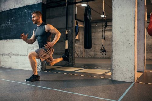 Knackige Fitness-Übung Cross Lunges: Der Geheimtipp für einen straffen Po und starke Beine