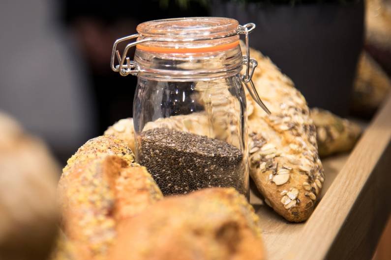 Teigbindung Veganes Backen: Die besten Ei-Ersatzstoffe mit Chia-Samen und Lupinenmehl