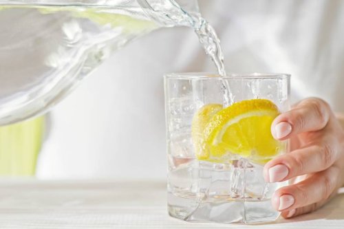Doch nicht zwei Liter pro Tag: Fachleute überraschen mit anderer Wasser-Trink-Regel - FIT FOR FUN