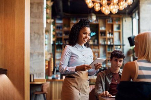 Restaurant: Jeder Gast regt sich auf, wenn Kellner diese 5 Dinge machen