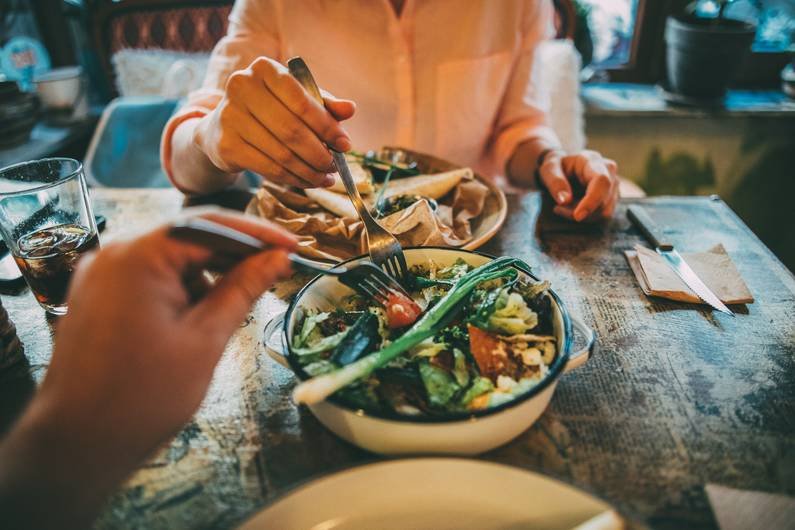 Harvard-Studie: Wer abnehmen möchte, sollte eine Sache beim Abendessen machen