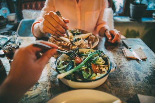 Harvard-Studie: Wer abnehmen möchte, sollte eine Sache beim Abendessen machen