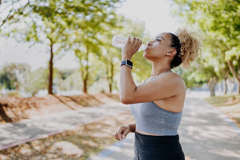 Stay hydrated: So viel Wasser sollte man am Tag trinken