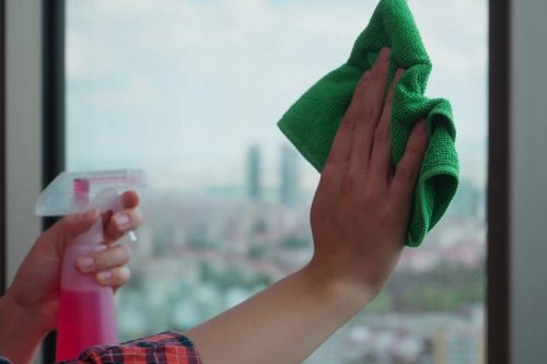 Fensterputzen: Einfache Mittel machen auch die Fensterrahmen sauber - FIT FOR FUN
